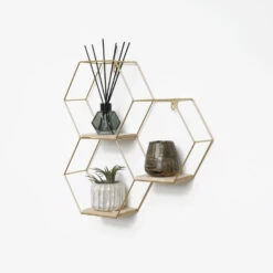 Driedubbel Zeshoekig Metalen Wandrek Met 3 Houten Plankjes - 40,5x41 Cm - Goud